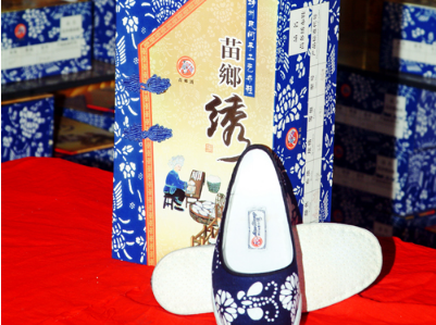 苗乡绣布鞋