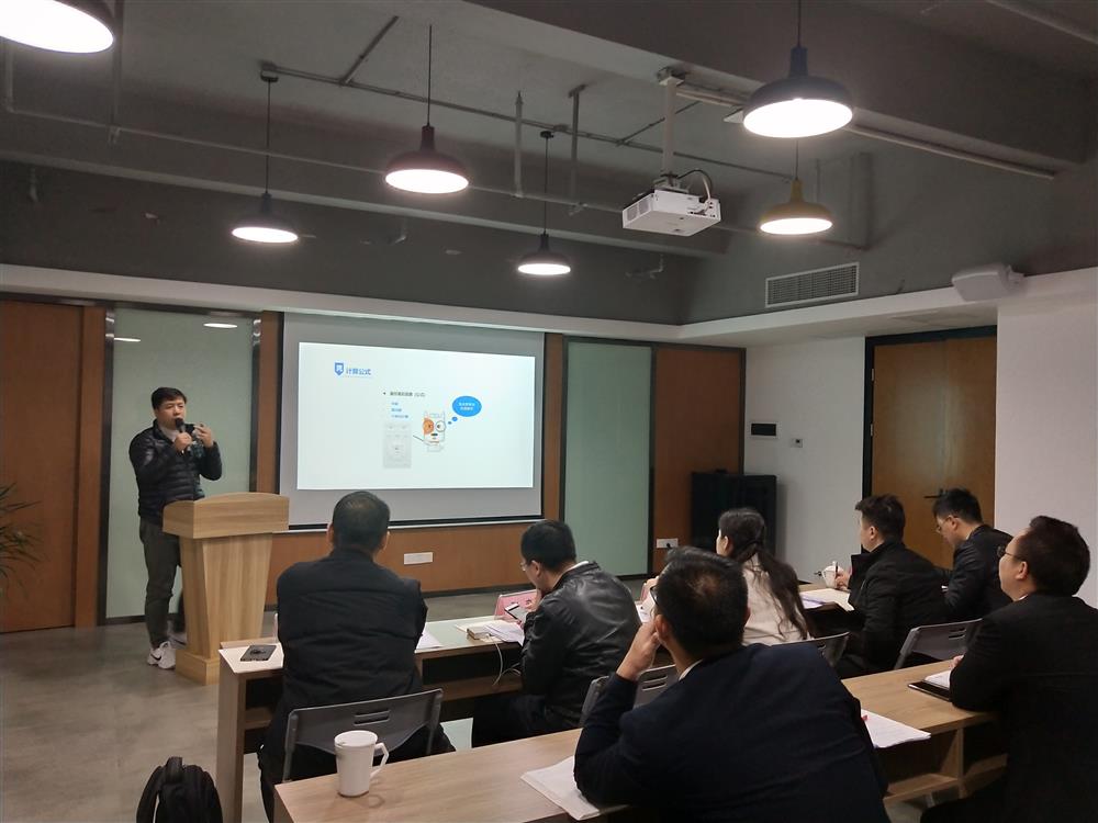 关于进行众创空间首期入驻项目中期评审会议的通知