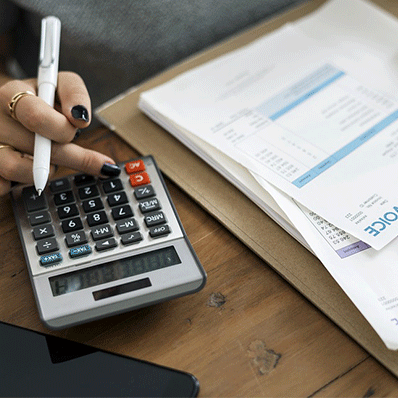 发挥企业与政府间交流的桥梁作用