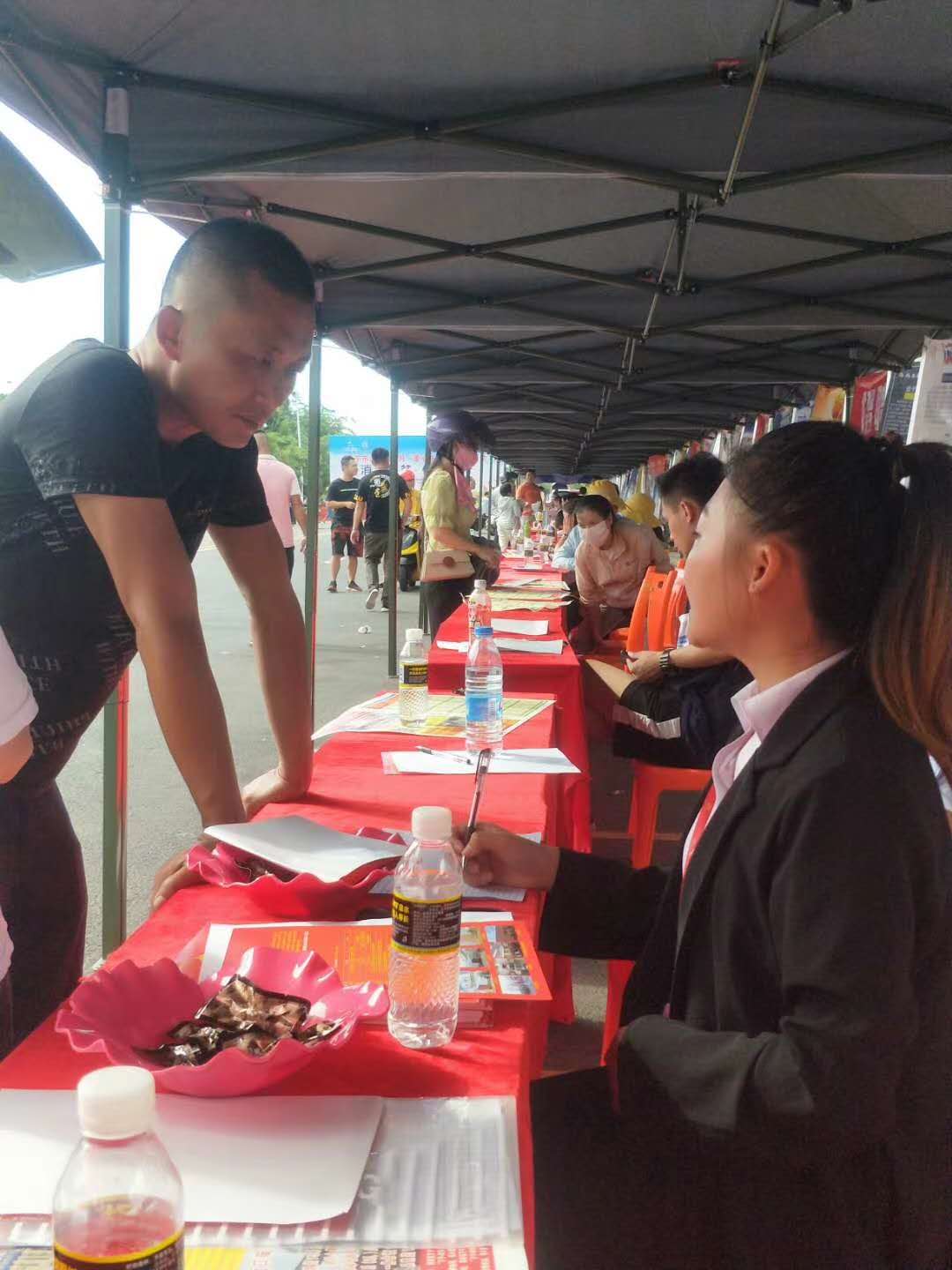 协助邵阳经开区组织夏季招聘会
