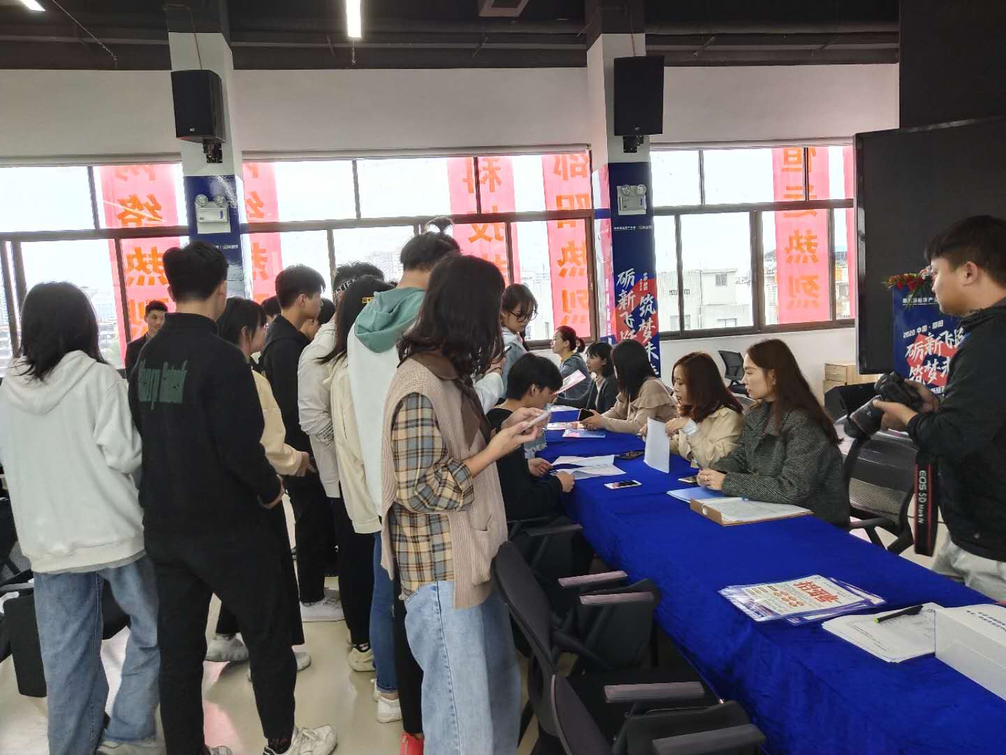 协办邵阳新经济产业园开园暨组织首场招聘会