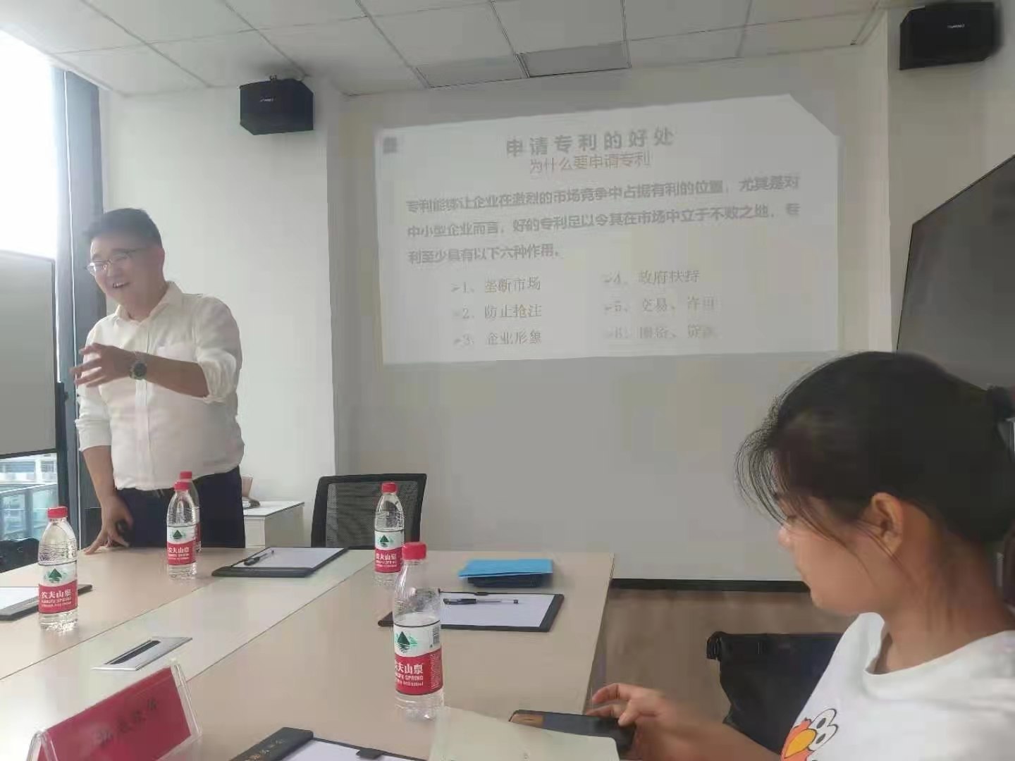 支持“破零”,确保“倍增”，开展知识产权培训活动