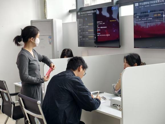 民企招聘会“职”达高新孵化园激活鹤城区就业新动能