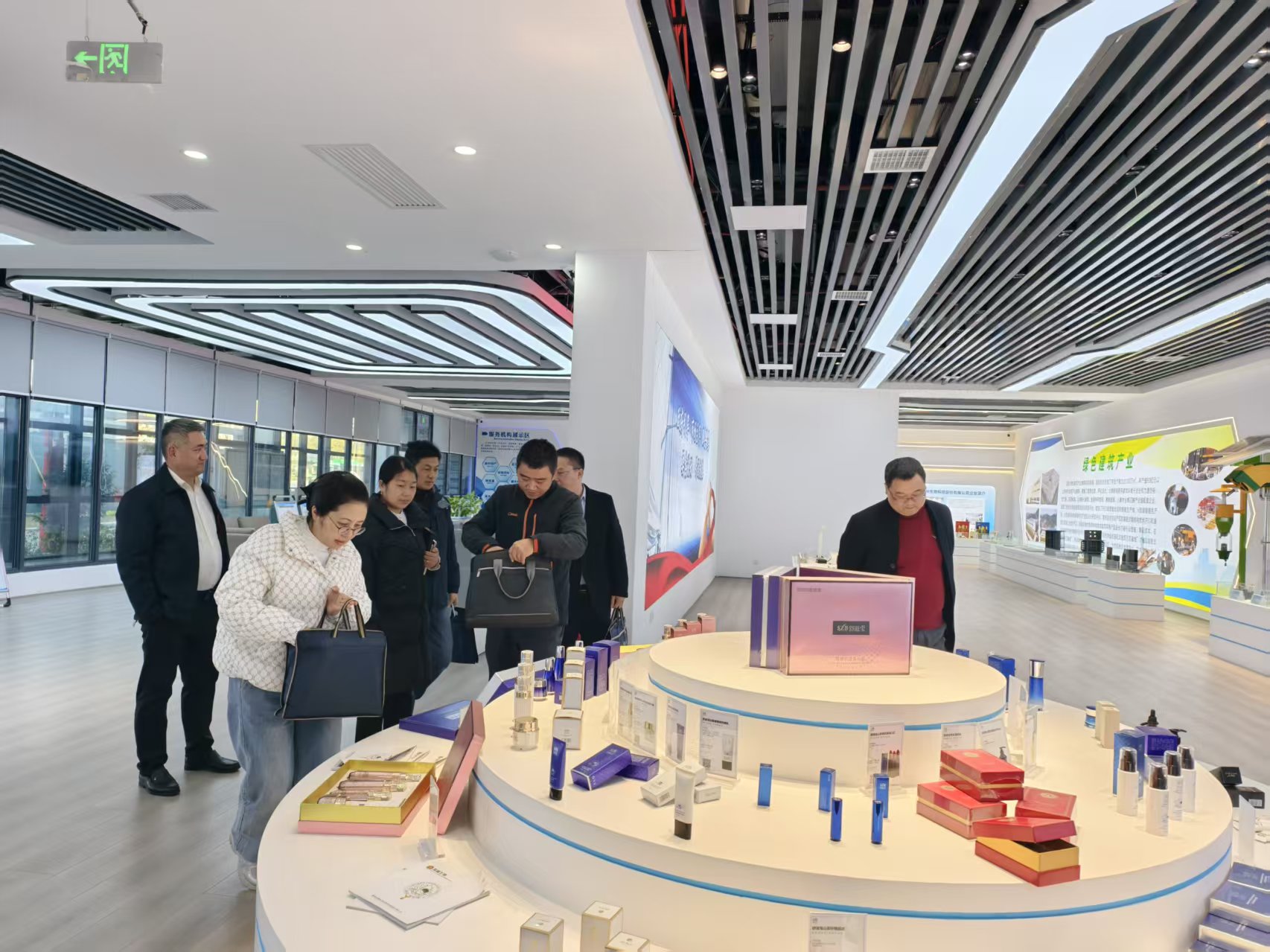 怀化市工信局等单位调研验收鹤城中小企业服务平台，肯定要素聚合服务成效